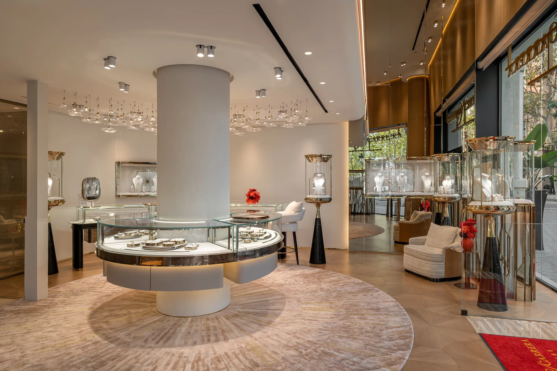 Vitrinas con joyas de Carrera y Carrera en el interior de la boutique de Barcelona
