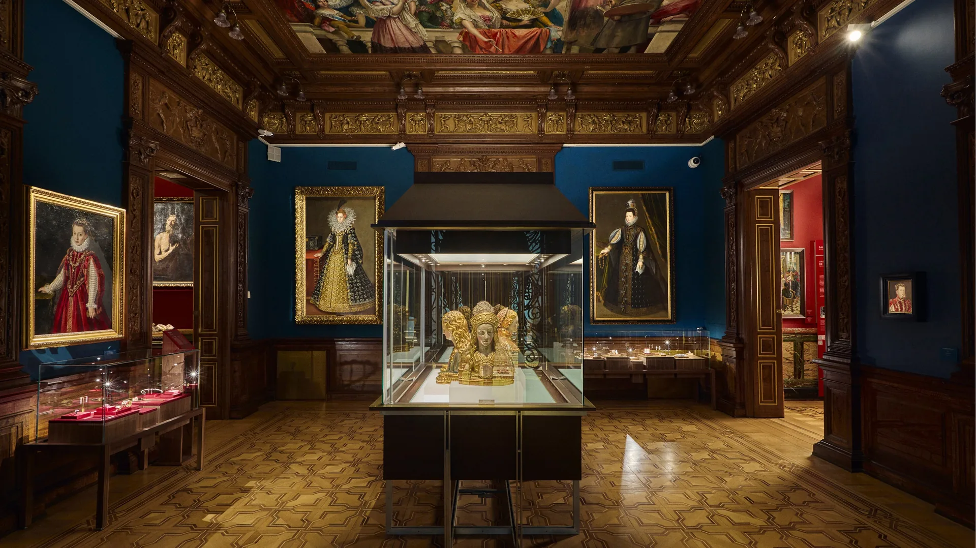 Sala del Museo Lázaro Galdiano con vitrinas de joyas de Suarez junto a pinturas de la colección permanente