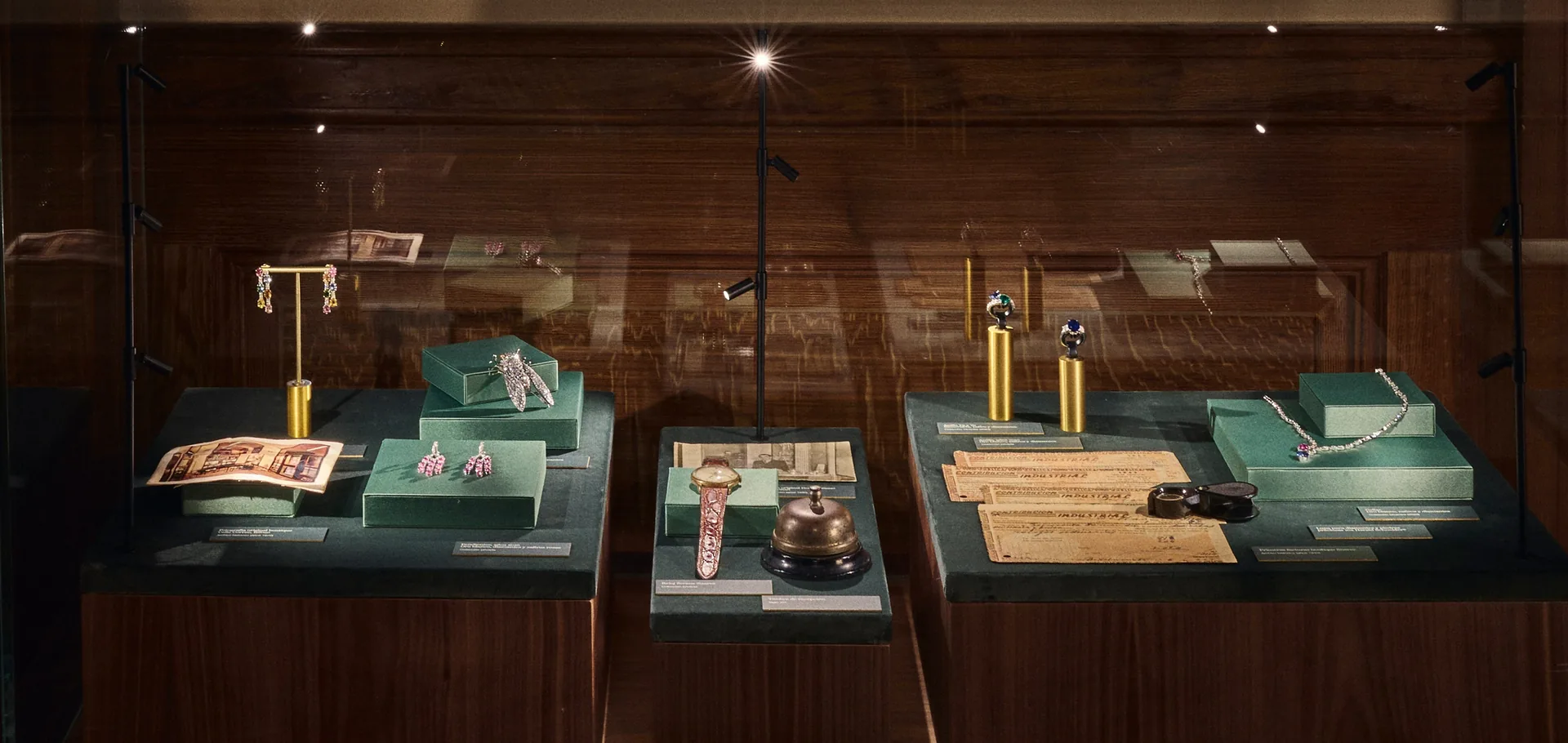 Vitrinas de cristal con joyas de archivo de Suarez y documentos históricos