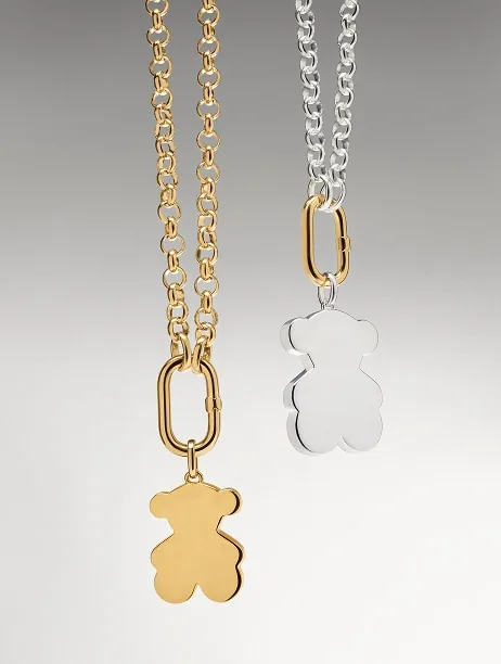 Dos colgantes de TOUS con el oso, uno dorado y otro plateado, en cadenas de eslabones