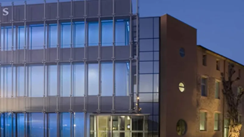 Edificio de la sede de TOUS en Manresa con el logotipo de la firma